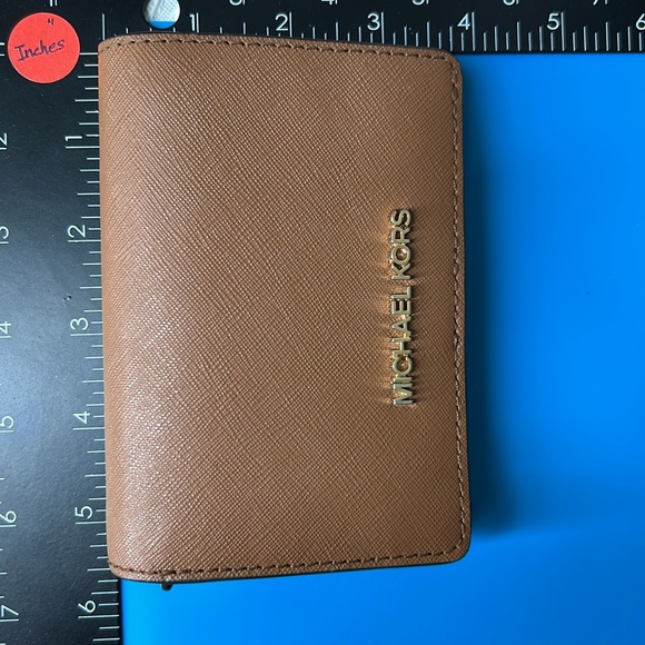 🖤NWOT💕MK snap closure tan leather wallet - Picture 14 of 16
